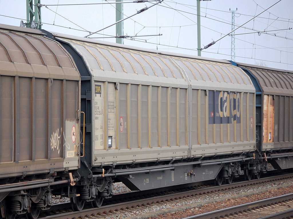 Ein Schiebewandwagen der TRANSWAGGON AG eingestellt in der Schweiz mit Nr. 33 RIV 85 CH-TWA 2740 263-4(P) Habbiins 16, 09.02.11 Bhf. Flughafen Berlin-Sch�nefeld.
