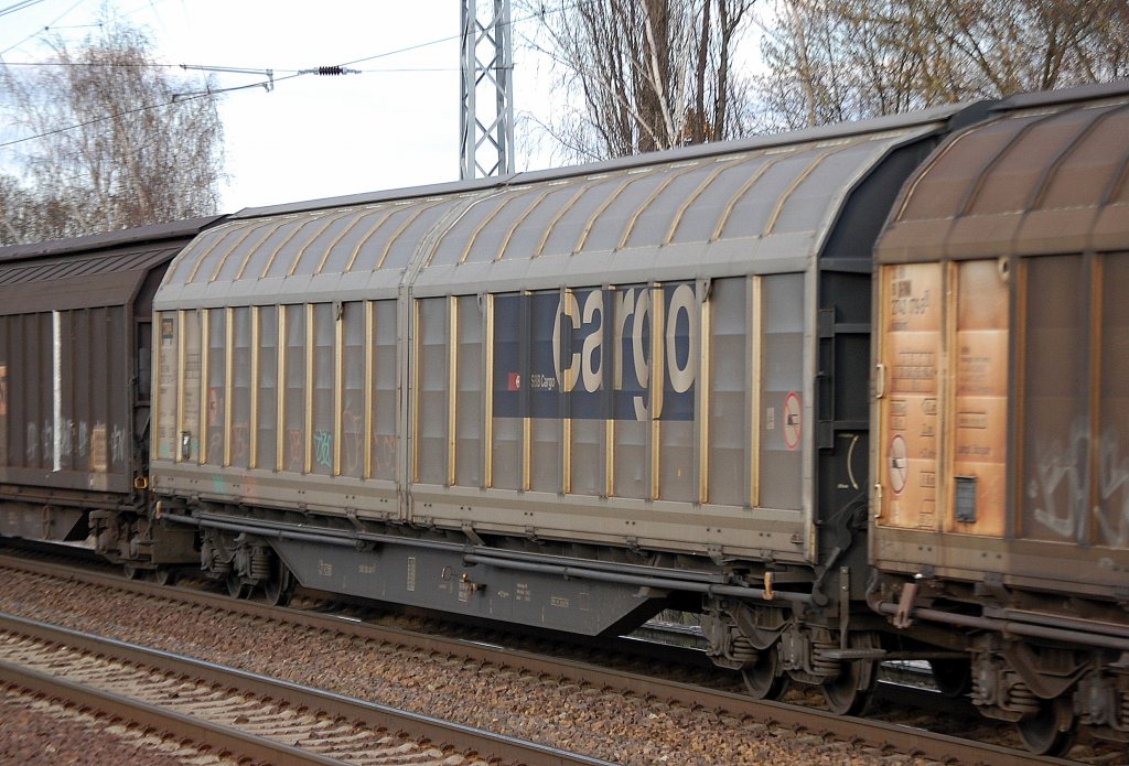 Ein Schiebewandwagen vom Wageneinsteller Transwaggon aus der Schweiz eingestellt mit der Nr. 33 RIV 85 CH-TWA 2740 347-5(P) Habbiins 16 am 05.04.12 Berlin-Karow.
