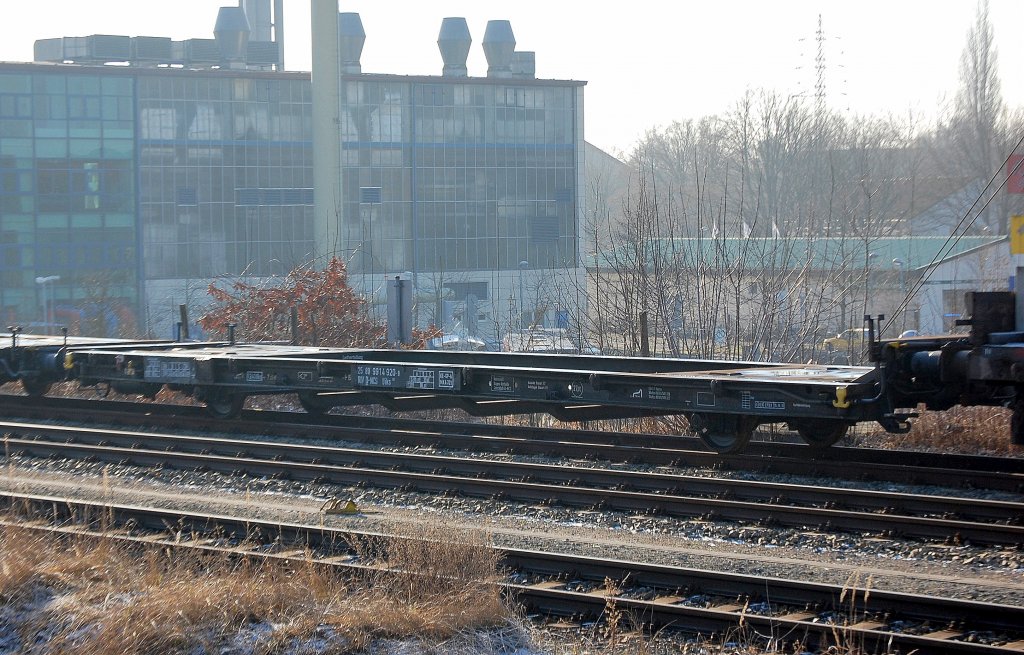 Ein Schienentiefladewagen ohne Sondereinrichtungen mit zwei Rads�tzen eingestellt mit der Nr. 25 RIV 80 D-NCS 9914 920-9 Uiks 635 (NCS = Nuclear Service GmbH), 29.01.11 Hennigsdorf.