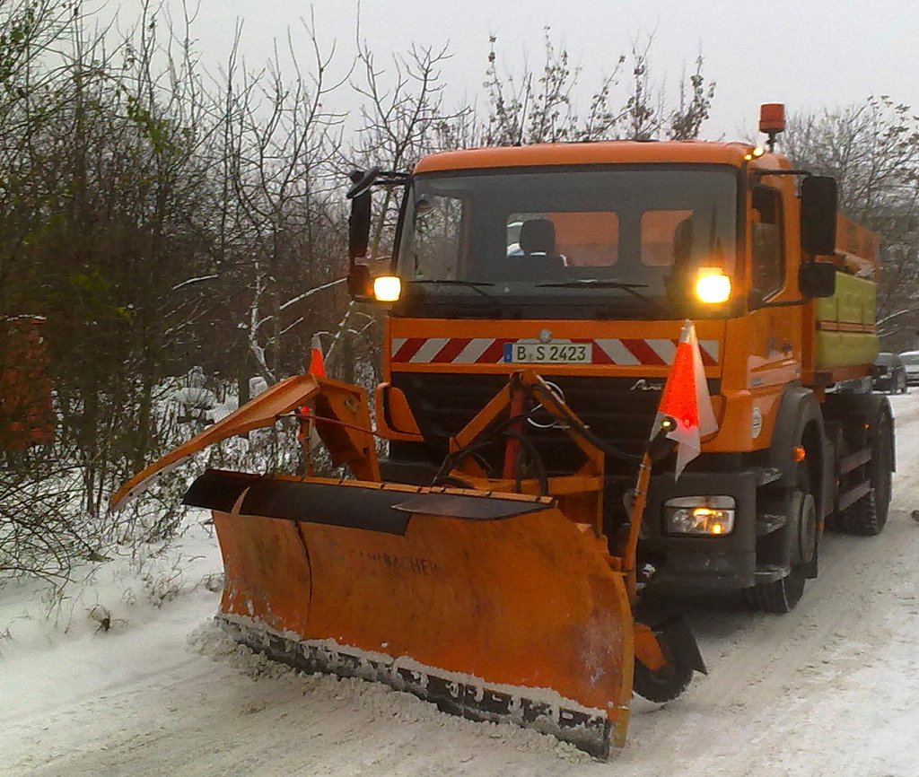 Ein Schneer�um- und Streufahrzeug der Berliner Stadtreinigung, MB AXOR 1824 am 13.12.12 Berlin-Pankow.