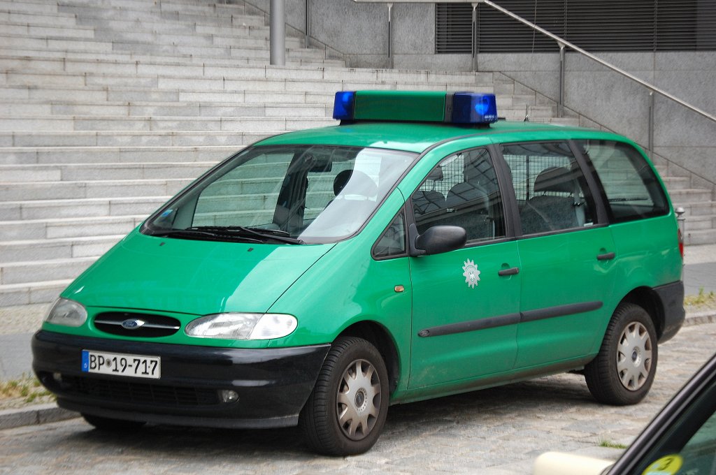 Ein schon �lterer PKW noch in gr�n aus BGS-Zeiten der Bundespolizei, es handelt sich um einen FORD Galaxy, 24.07.09 Berlin Hbf. 