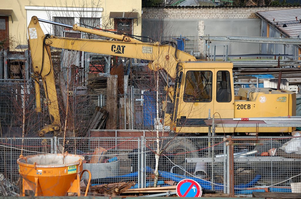 Ein schon betagter CAT 206B Mobilbagger einer Baufirma in Berlin-Karow, 22.02.12