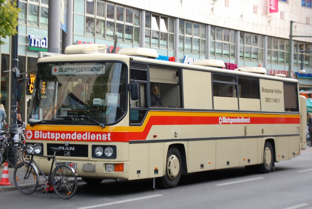 Ein schon sehr betagter MAN Reisebus umgebaut f�r das DRK in Berlin zum Blutspendedienst, er klappert die Berliner Bezirke ab und hat jede Woche einen neuen Standpunkt, hier am 17.09.08 Berlin Sch�nhauser Allee.