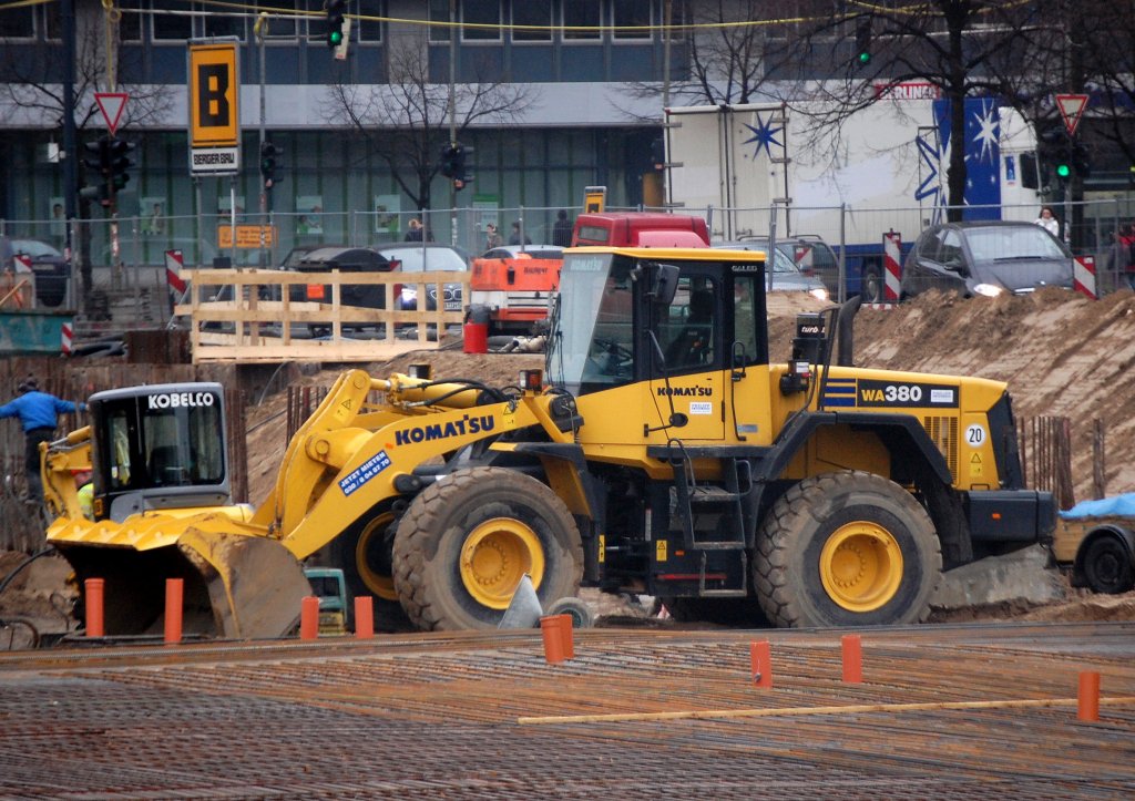 Ein schon ziemlich gro�er Radlader ist der KOMATSU WA380 (Leasingbaumaschine) am 07.03.09 Gro�baustelle Berlin Alexanderplatz.