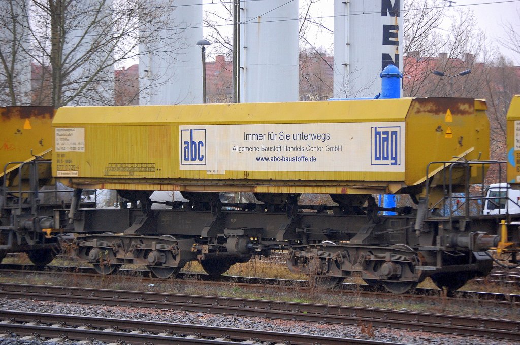 Ein Sch�ttgutkippwagen vom �sterreichischen Wageneinsteller Industriewaggon AG aus Wien eingestellt in Deutschland mit der Nr. 33 RIV 80 D-IWAG 677 0 025-6 Fans Bf. Brandenburg-Altstadt, tr�gt als Logo www.abc-baustoffe.de, 28.12.09 gbf. Berlin-Greifswalder Str. 