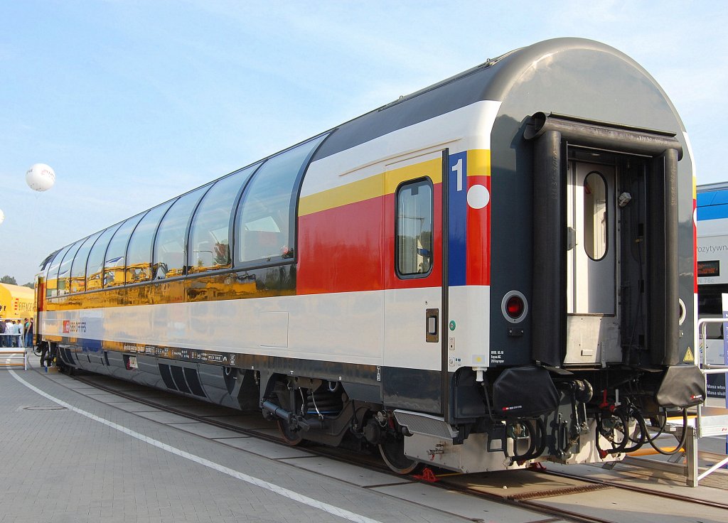 Ein schweizer Panoramawagen vom Typ Apm mit der Nr. 61 85 19-90 110-1 CH-SBB, traumhafter Personenwagen, 24.09.10 InnoTrans 2010