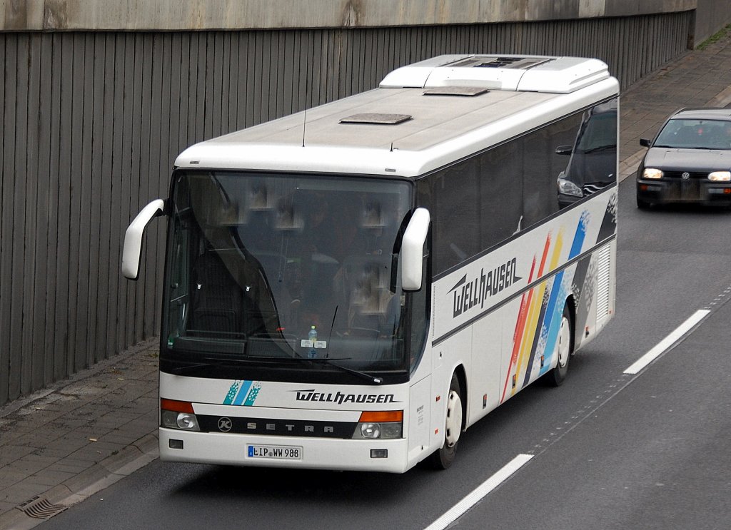 Ein Setra S 315 GT-HD der Fa. WELLHAUSEN, 22.10.10 Berliner Stadtautobahn H�he Knobelsdorffstr.  