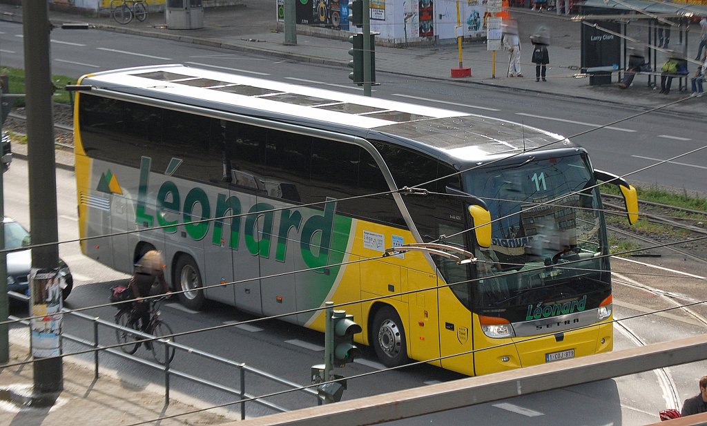 Ein SETRA S 416 HDH des belgischen Reisebusunternehmens L�onard, 18.07.12 Berlin-Alexanderplatz.