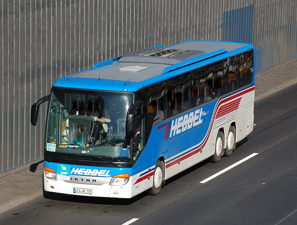 Ein Setra S 417 HDH der Fa. HEBBEL am 25.10.10 Berliner Stadtautobahn H�he Kaiserdamm.