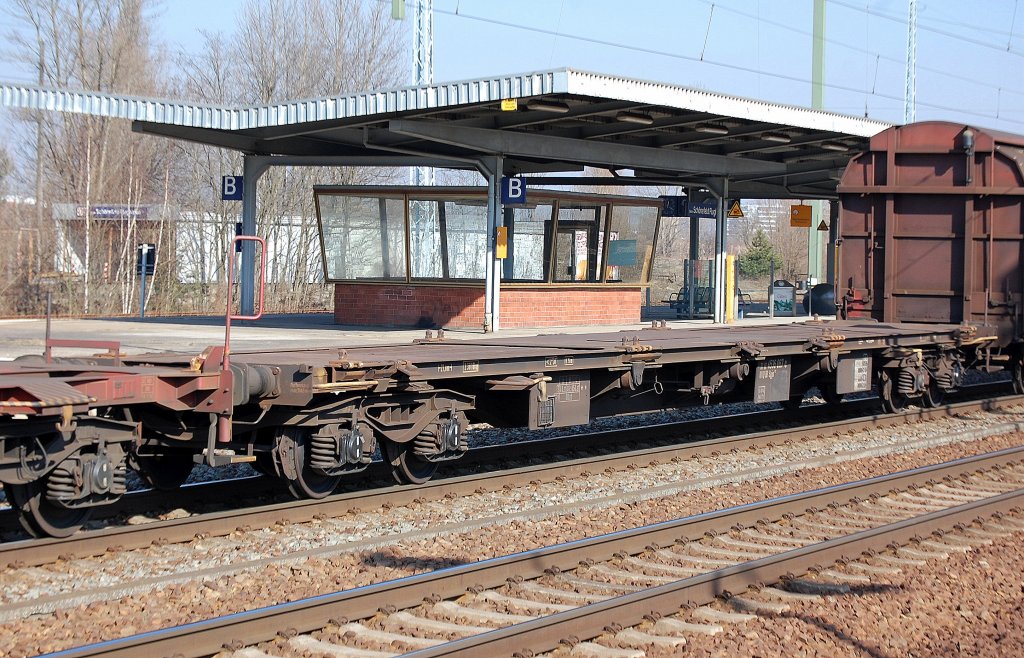 Ein sogenannter Drehgestell-Container-Tragwagen der DB eingestellt mit der Nr. 31 RIV 80 D-DB 4536 067-0 Sgjs 712, 01.03.11 Bhf. Flughafen Berlin-Sch�nefeld.