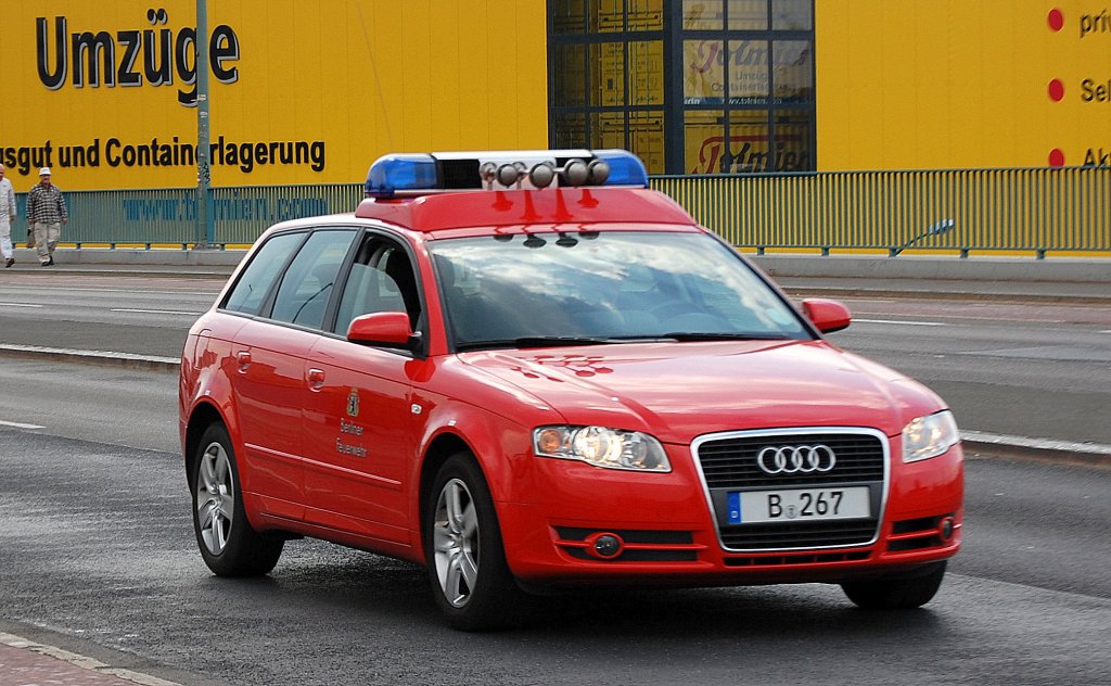Ein sogenannter ELW-Erkunder der Berliner Feuerwehr, ein Audi A6 am 20.04.12 Berlin Putlitzbr�cke.