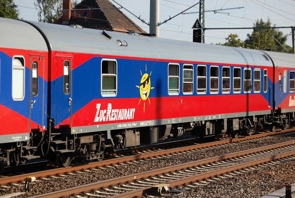 Ein Speisewagen des BahnTouristikExpress vom Typ WRm 130 eingestellt mit der Nr.D-BTEX 56 80 88-0 106-1 WRm 130 in einem Sonderzug f�r den Transfer von Fahrg�sten nach Warnem�nde zur bevorstehenden Kreuzfahrt, 21.07.10 Berlin-Blankenburg.