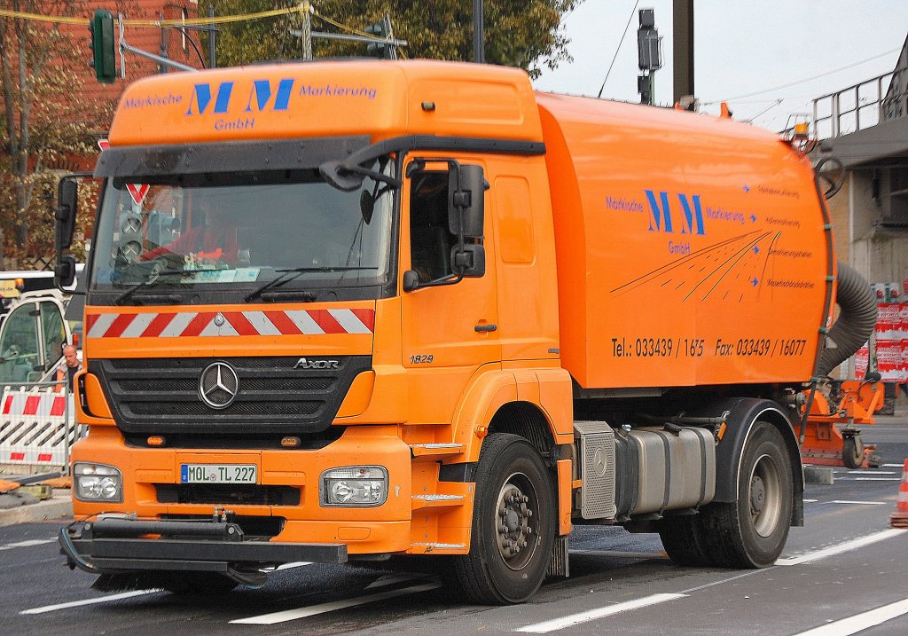 Ein Spezialfahrzeug zur Fahrbahnmarkierung der Fa. M�rkische MM Markierung GmbH, ein MB AXOR 1829 mit Spezialaufbau, 18.10.11 Berlin-Pankow.