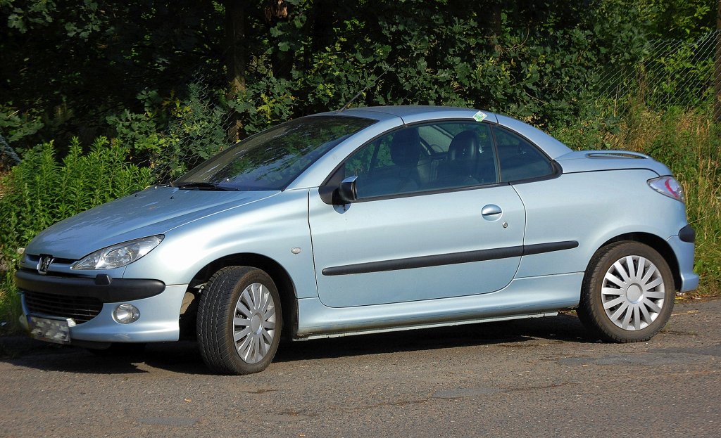 Ein sportlicher Kleinwagen-Caprio, der Peugeot 206 CC, 27.06.12 Berlin-Pankow.