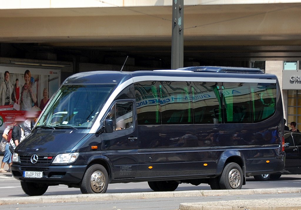 Ein STARSHIP COACH SERVICE GMBH Bus, ein MB Sprinter 616 CDI, 09.07.12 Berlin Alexanderplatz.