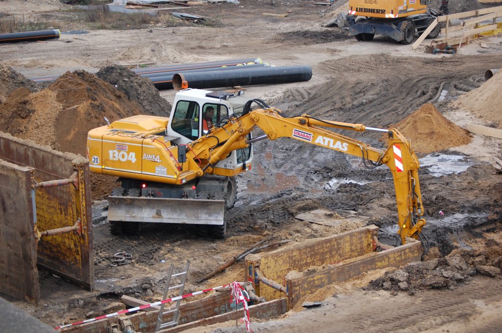 Ein STRABAG ATLAS 1304 AWE4 Mobilbagger 2008 Gro�baustelle Berlin-Ostkreuz.  