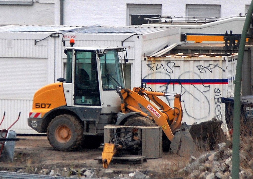 Ein STRABAG Radlader, ein LIEBHERR Typ 507 stereo am 15.12.08 Baustelle am S-Bhf. Berlin-Baumschulenweg. 