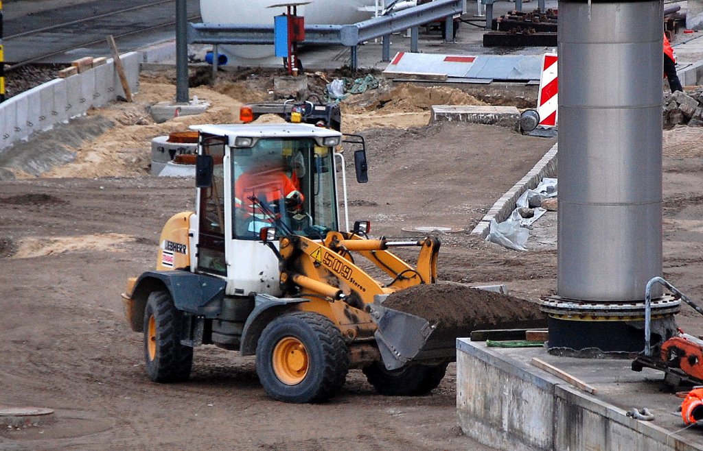 Ein STRABAG Radlader Typ LIEBHERR 509 Stereo am 20.12.11 Berlin-Westhafen.