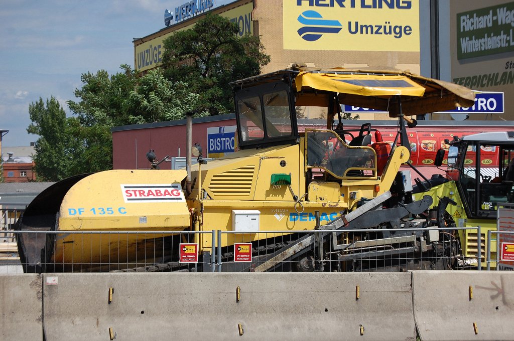Ein STRABAG Stra�erfertiger vom Typ SVEDALA-DEMAC DF 135 C am 15.07.09 beim asphaltieren der neuen Teilbr�cke Spamdauer Damm Berlin.