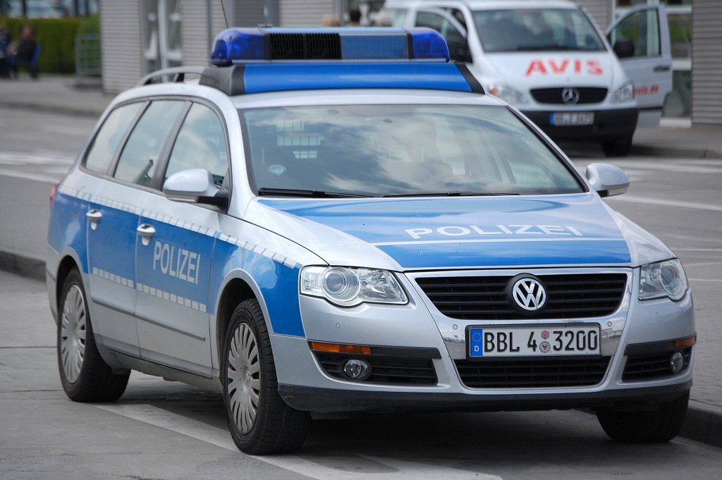 Ein Streifenwagen aus Brandenburg vom Typ VW Golf Variant 1,9 TDI am 29.05.10 am Flughafen Berlin-Sch�nefeld.