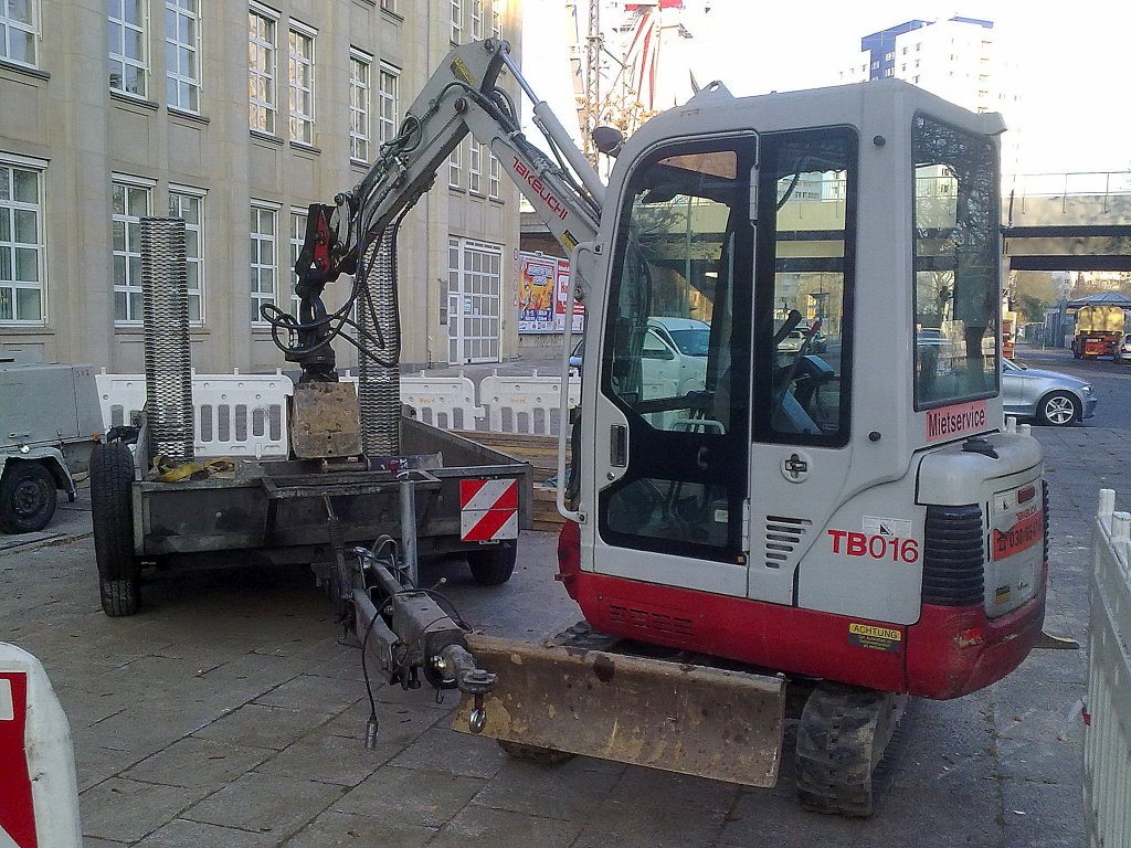 Ein TAKEUCHI Typ TB016 Minibagger (Leasingbaumaschine), 12.11.11 Berlin-Mitte.