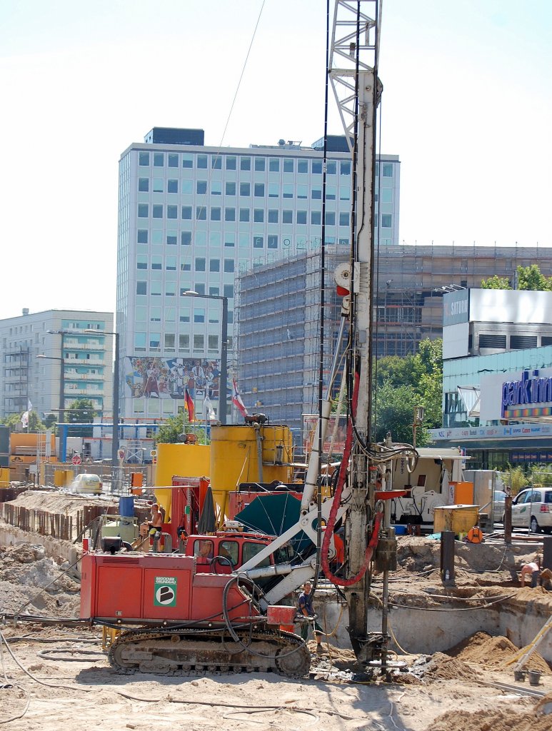 Ein Teleskopm�kler mit Drehbohrsystem auf einerm ZEPPELIN Tragermaschine? der Fa. BR�CKNER GRUNDBAU, 31.07.08 Gro�baustelle am Berliner Alexanderplatz.