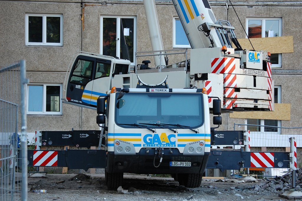 Ein TEREX AC100/4L Fahrzeugkran der Fa.GAAC Mittenwalde, 02.08.13 Berlin-Pankow beim Abbau von Betonfertigteilen von Au�enbalkons einer Plattenbausiedlung. 