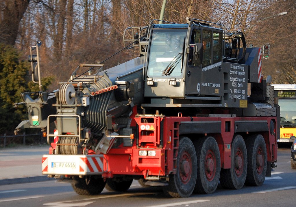 Ein TEREX DEMAG AC 70 CITY Fahrzeugkran der Fa. KARL ALTENDORFF, 22.03.11 Berlin-Pankow.