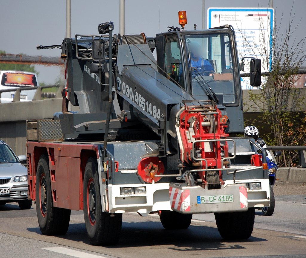 Ein TEREX/DEMAG AC30CITY der Fa. Karl Altendorff aus Berlin, Berliner Stadtautobahn H�he Knobelsdorffstr. am 24.04.09