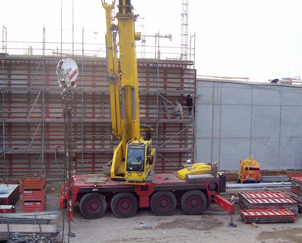 Ein TEREX/DEMAG AC70CITY der Fa. MOBI-HUB im November 2008 Berlin-Gesundbrunnen.