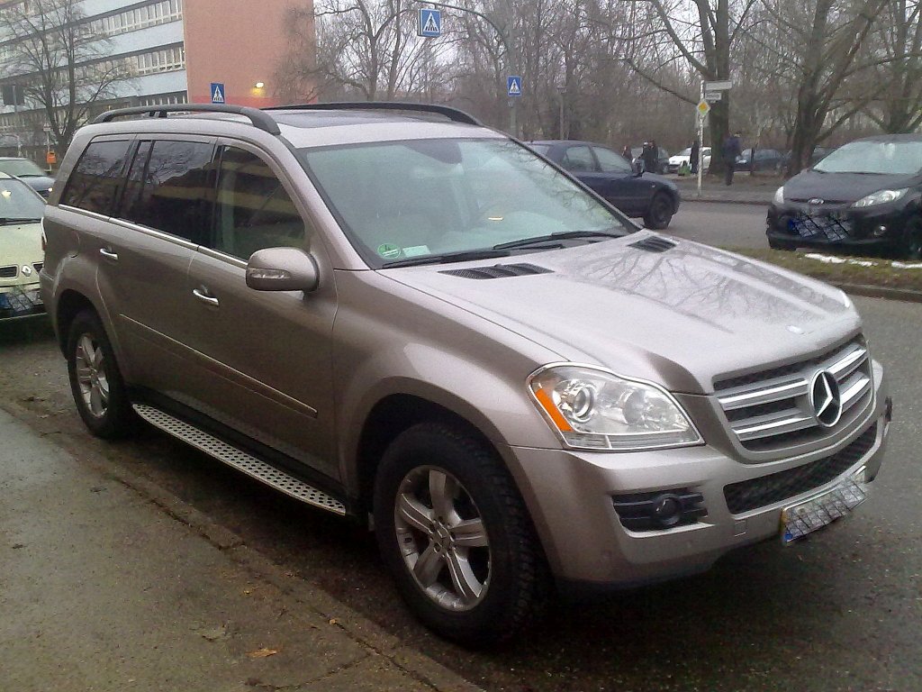 Ein tolles Teil, ein SUV MB GL 450 4 MATIC (Mercedes-Benz X 166, Produktionzeitraum 2009-2012), 26.02.13 Berlin-Pankow.