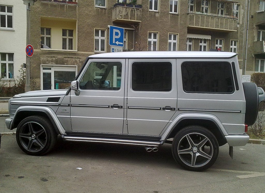 Ein Traumteil, der Mercedes-Benz G55 AMG mit V8-Kompressor, es gibt ihn in drei verschiedenen Motorversionen, 18.02.13 Berlin-Pankow.
 