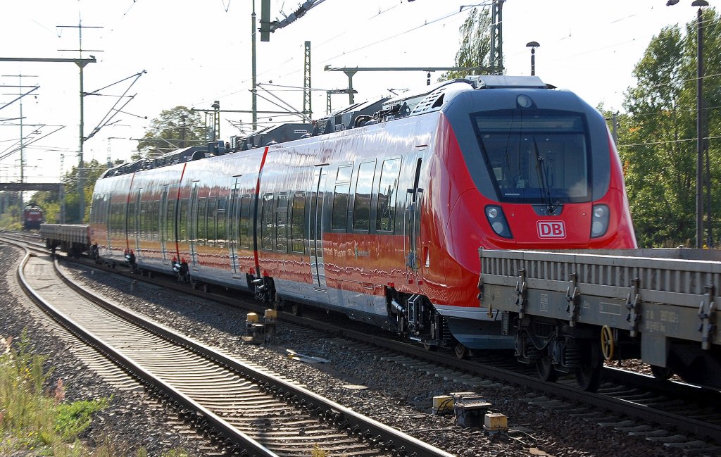 Ein Triebzug der BR 442 Nr.? der DB wird �berf�hrt von hvle V160.2 am 16.09.10 Bhf. Flughafen Berlin-Sch�nefeld.