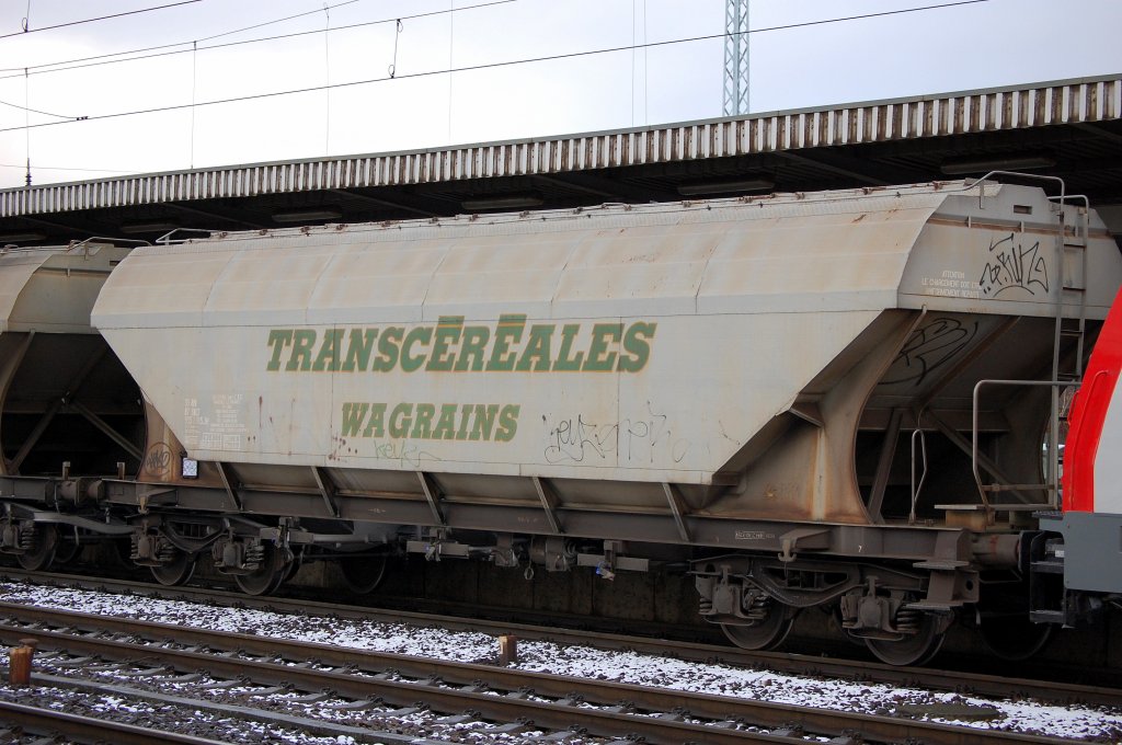 Ein typischer Getreidesilowagen aus Frankreich der Fa. WAGRAINS Aufschrift TRANSCEREALES WAGRAINS ist eingestellt mir der Nr. 33 RIV 87 SNCF 933 2 183-1(P), 22.11.08 Bhf. Flughafen Berlin-Sch�nefeld. 