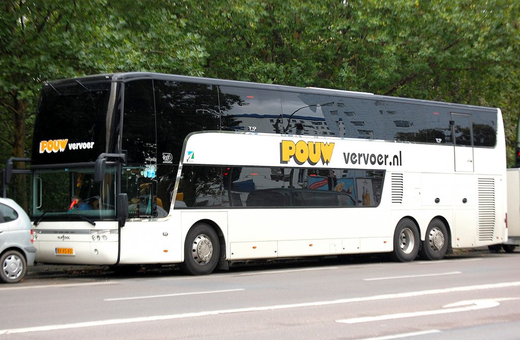 Ein VAN HOOL 927 TD ASTROMEGA Doppelstock-Reisebus vom niederl�ndischen Unternehmen POUW vervoer.nl, 08.09.11 Berlin Prenzl.Berg.