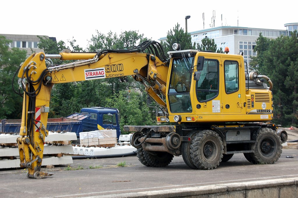 Ein von vielen Baumaschinen rund um die Gleisbauarbeiten am Bhf. Flughafen Berlin-Sch�nefeld, ein STRABAG LIEBHERR 900 Ltronic als Zweiwegeversion, 09.08.10 