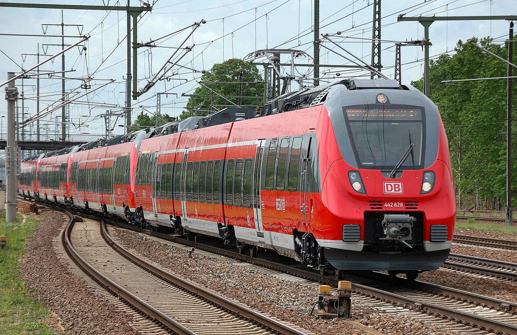 Ein Vierer Triebzuggespann des Talent 2 gezogen von 442 628, 10.05.12 Bhf.- Flughafen Berlin-Sch�nefeld.