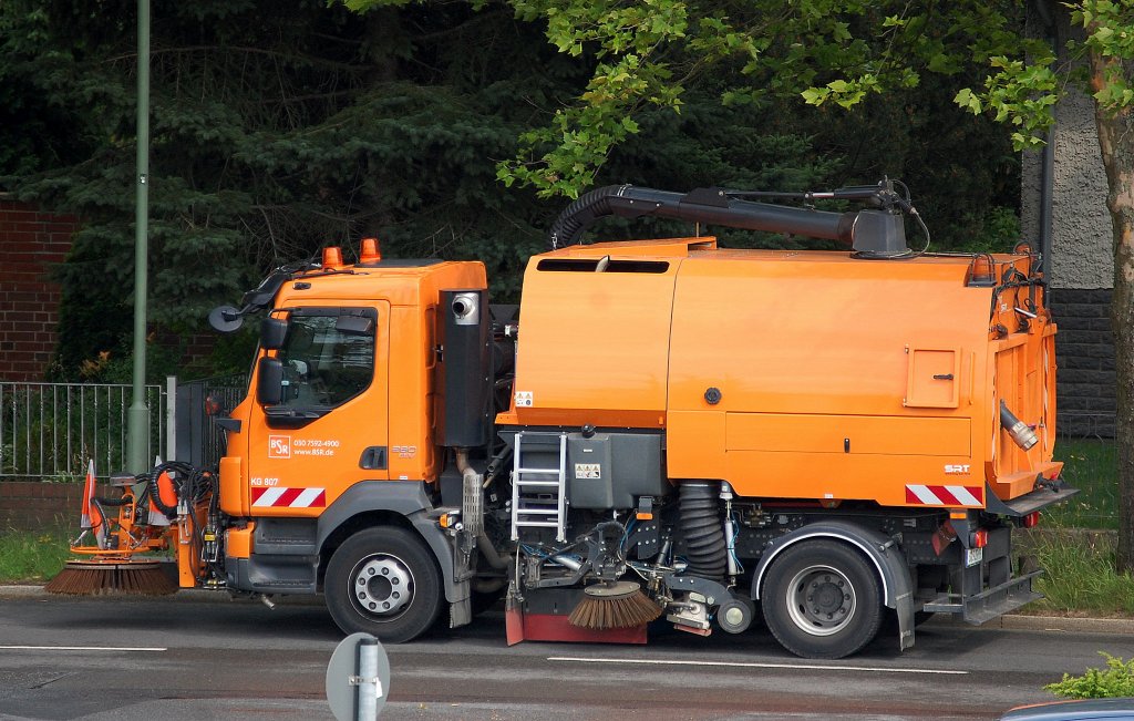 Ein VLVO FL 260 EEV Kehrfahrzeug der Berliner Stadtreinigung (BSR KG 807), 28.06.13 Berlin-Karow.
