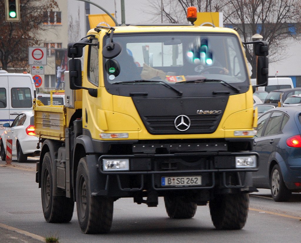 Ein v�llig neue Konzeption stellt der MB UNIMOG U 20 dar, er ist genauso universell einsetzbar wie seine Fronthauber-Br�der und wurde vor allem f�r den kommunalen BGedarf als Ger�tetr�ger mit Allradantrieb entwickwelt, 04.12.09 Berlin-Knobelsdorffstr.  
