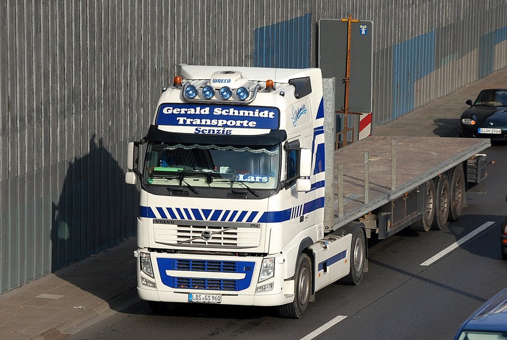 Ein VOLVO FH 440 mit Flachauflieger der Fa. Gerald Schmidt Transporte, 04.11.11 Berliner Stadtautobahn H�he Kaiserdamm.