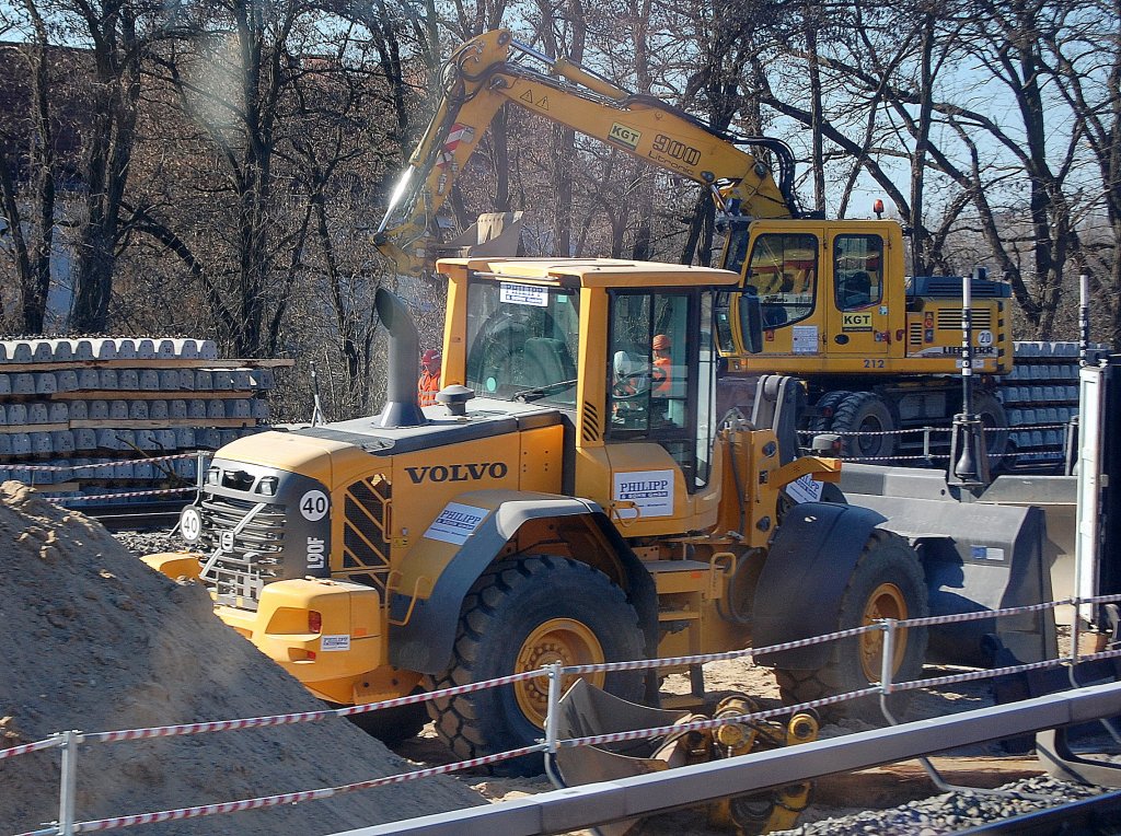 Ein VOLVO L90F Radlader der Fa. PHILIPP & SOHN GMBH, Neubau der Gleisanlagen neben dem S-Bhf. Berlin Baumschulenweg, 07.03.11  