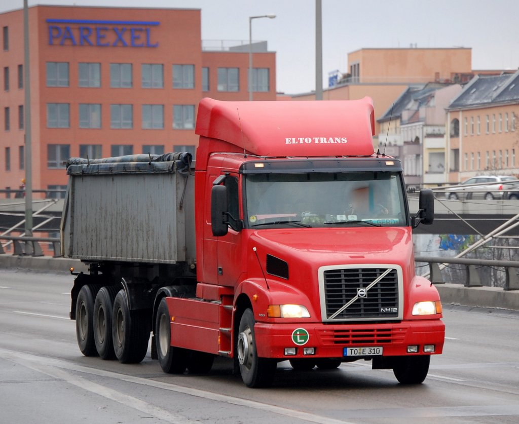 Ein VOLVO NH12 Hauber als Sattelkipper der Fa. ELTO TRANS unterwegs, 11.02.09 Berliner Stadtautobahn H�he Spandauer Damm.
