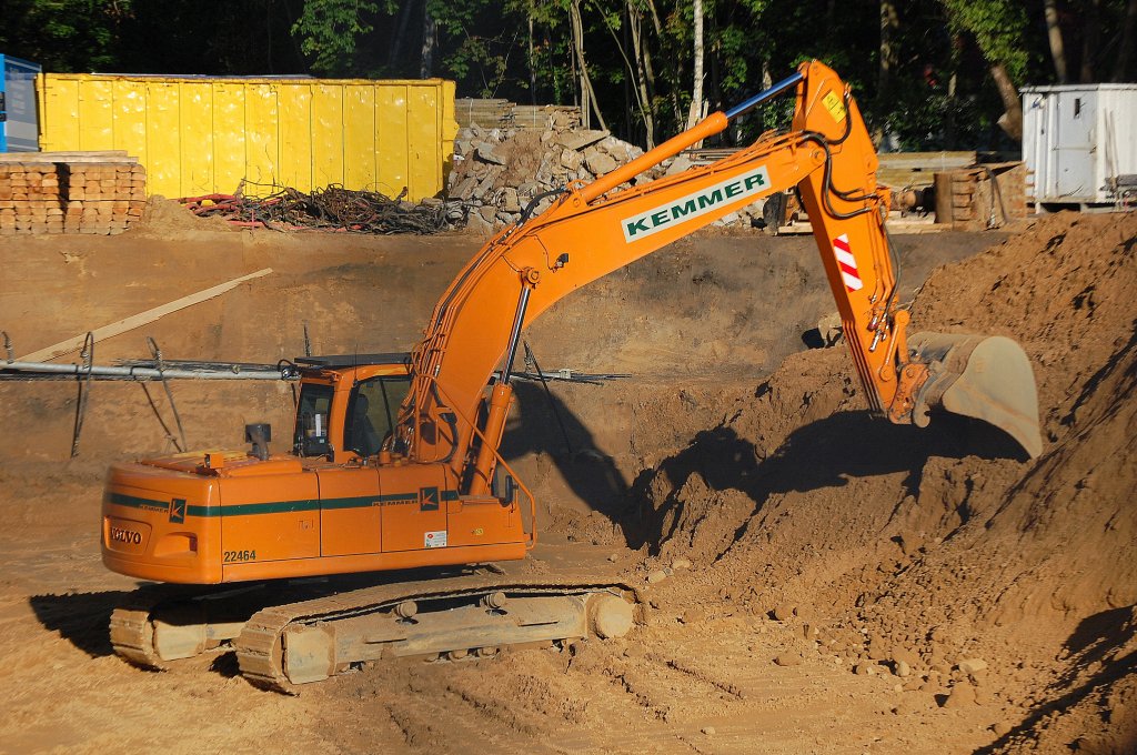 Ein VOLVO Raupenbagger der Fa. KEMMER, 03.06.10 Berlin-Buch.
