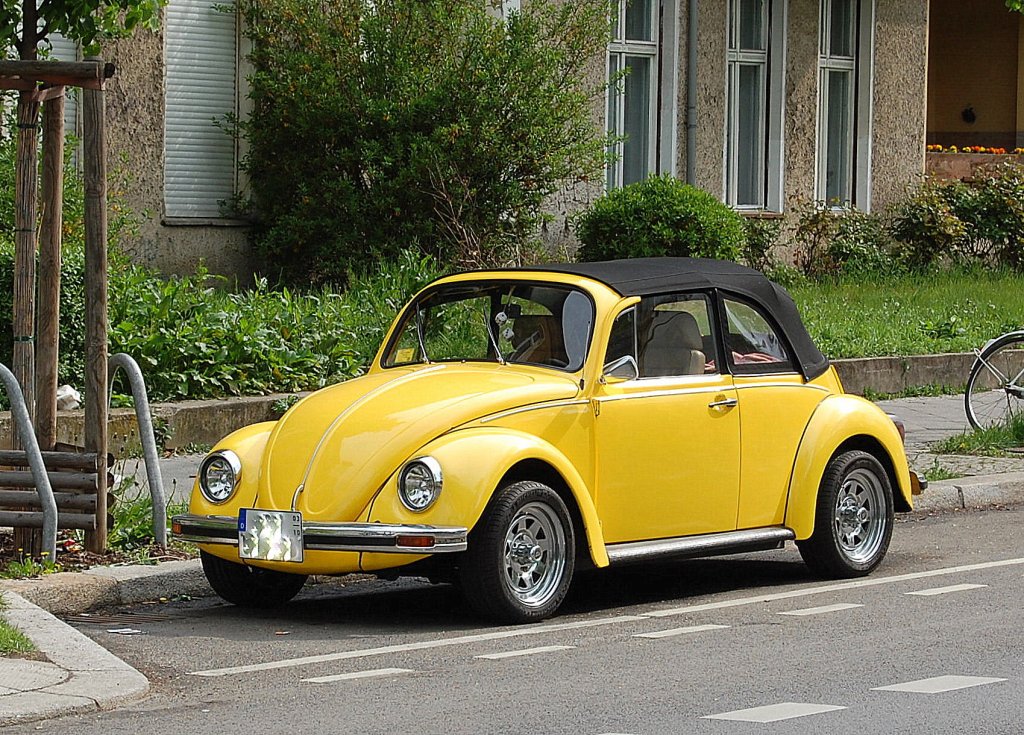 Ein VW K�fer in gelb als Cabriolet, am 02.05.10 in berlin Prenzl. Berg gesichtet.