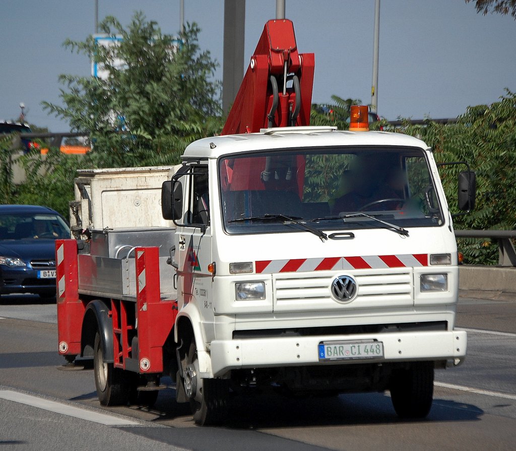 Ein VW L80 (wurden in Brasilien gefertigt) mit Arbeitsb�hne Fa.?, 31.08.09 Berliner Stadtautobahn H�he Spandauer Damm Br�cke. 