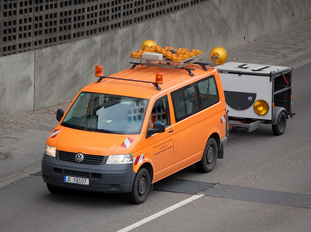 Ein VW Transporter der Berliner Stra�enverwaltung (Autobahnmeisterei Berlin) mit Warnschildaufsatz + Umleitungsschildh�nger, 31.03.10 Berliner Stadtautobahn H�he Knobelsdorffstr.
