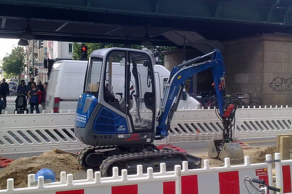 Ein Wacker/Neuson Minibagger ET 24 NCR, Juni 2013 Berlin Sch�nhauser Allee