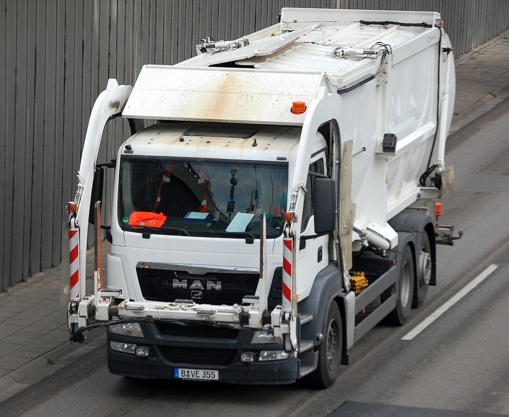 Ein wei�es MAN M�llentsorgungsfahrzeug der Fa.? aus Berlin, 21.08.09 Berliner Stadtautobahn H�he Knobelsdorffstr.
