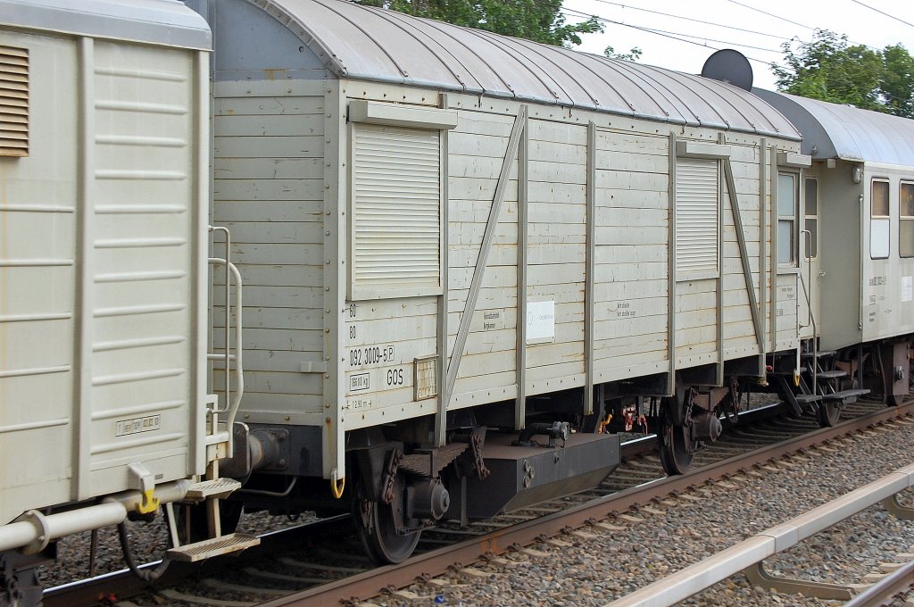 Ein weiterer Arbeitswagen mit Fenstereins�tzen (verschlossen) und Sch�tttrichter am Wagenboden hat die Nr. 60 80 092 3009-5(P), Heimatbahnhof: Bergkamen, 20.06.10 Berlin-Karow.