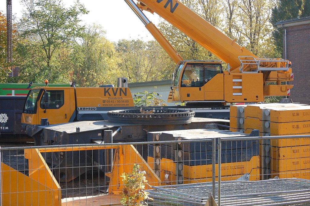 Ein weiterer Bahnbr�ckenabbau ist wohl demn�chst am S-Bhf. Berlin Sch�neberg geplant, die Fa. KVN aus Osnabr�ck ist mit einem LIEBHERR Fahrzeugkran vor Ort um dort einen gro�en LIEBHERR Raupenkran aufzubauen, bin leider nicht informiert wann das stattfindet, 23.10.10